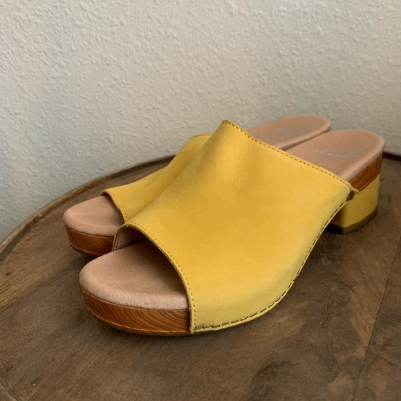 dansko maci yellow